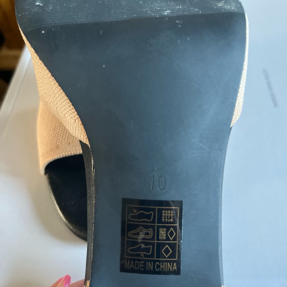 Amazon SICAR Cream and Black Heels - Picture 4 of 4